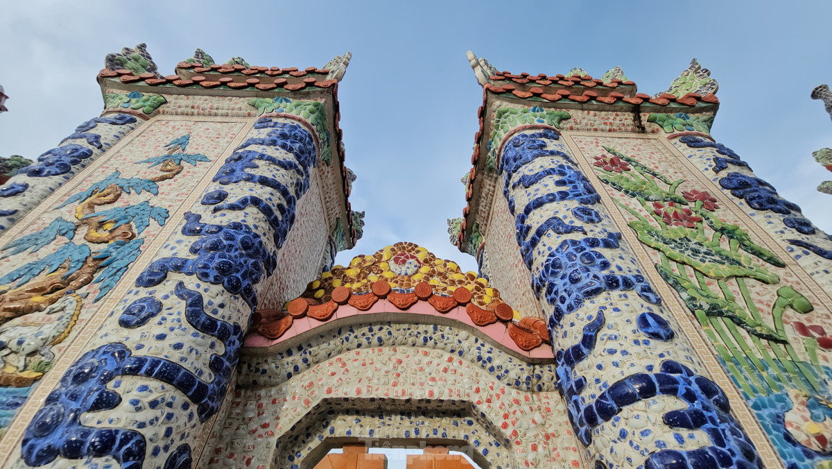 Ông Hồ Văn Thiết, chủ nhân khu lăng mộ, cho biết để làm khu lăng này, gia đình đã mua đến 19 tấn mảnh sành sứ để làm vật trang trí. Mỗi ngày có 10 thợ đến làm việc tại khu lăng mộ từ năm 2017 đến 2019 mới xong. Ông Thiết kể gia đình có 9 người con. Trước khi xây dựng lăng mộ, hai ông bà thuê người thiết kế bản vẽ. Sau khi tham khảo ý kiến toàn gia đình và nhận được sự đồng thuận, khu lăng đã được xây dựng theo bản thiết kế.