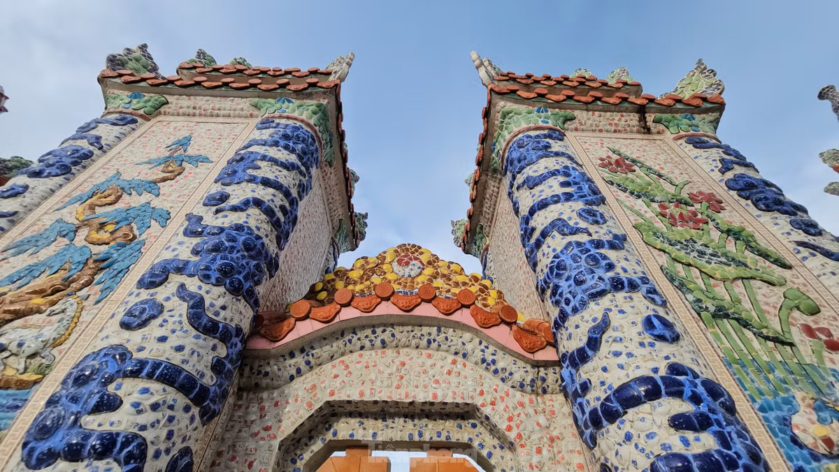 Ông Hồ Văn Thiết, chủ nhân khu lăng mộ, cho biết để làm khu lăng này, gia đình đã mua đến 19 tấn mảnh sành sứ để làm vật trang trí. Mỗi ngày có 10 thợ đến làm việc tại khu lăng mộ từ năm 2017 đến 2019 mới xong. Ông Thiết kể gia đình có 9 người con. Trước khi xây dựng lăng mộ, hai ông bà thuê người thiết kế bản vẽ. Sau khi tham khảo ý kiến toàn gia đình và nhận được sự đồng thuận, khu lăng đã được xây dựng theo bản thiết kế.