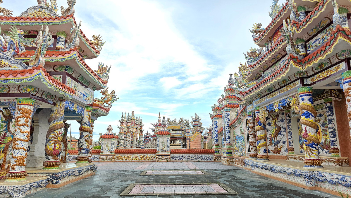 Phần lăng của ông Thiết và bà Thuận có kiến trúc khá đặc biệt, gồm hệ thống bậc cấp lát đá dẫn vào bên trong. Phía trước lăng là 4 cặp trụ biểu rất lớn, cùng với đó là cặp sư tử đá ngồi chầu trên lối vào. Bên trong xây dựng thêm nhà bia có tên An Tịnh Đường, thiết đặt tượng Phật, sau cùng là bức bình phong trang trí các linh vật.