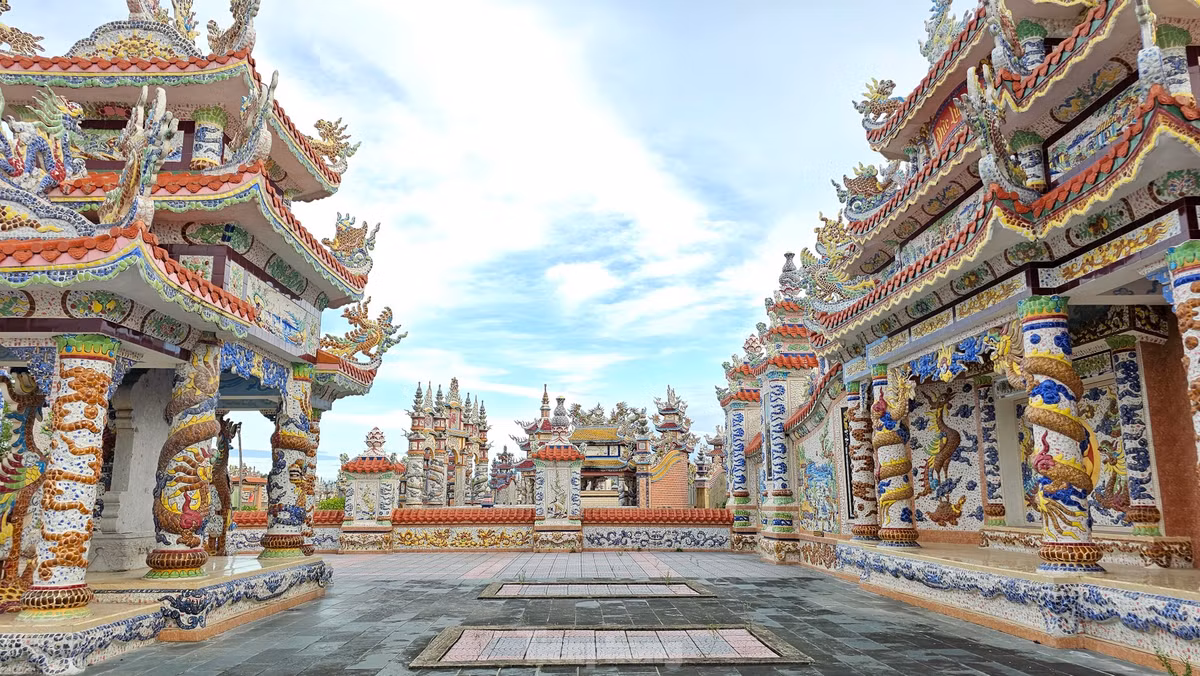 Phần lăng của ông Thiết và bà Thuận có kiến trúc khá đặc biệt, gồm hệ thống bậc cấp lát đá dẫn vào bên trong. Phía trước lăng là 4 cặp trụ biểu rất lớn, cùng với đó là cặp sư tử đá ngồi chầu trên lối vào. Bên trong xây dựng thêm nhà bia có tên An Tịnh Đường, thiết đặt tượng Phật, sau cùng là bức bình phong trang trí các linh vật.