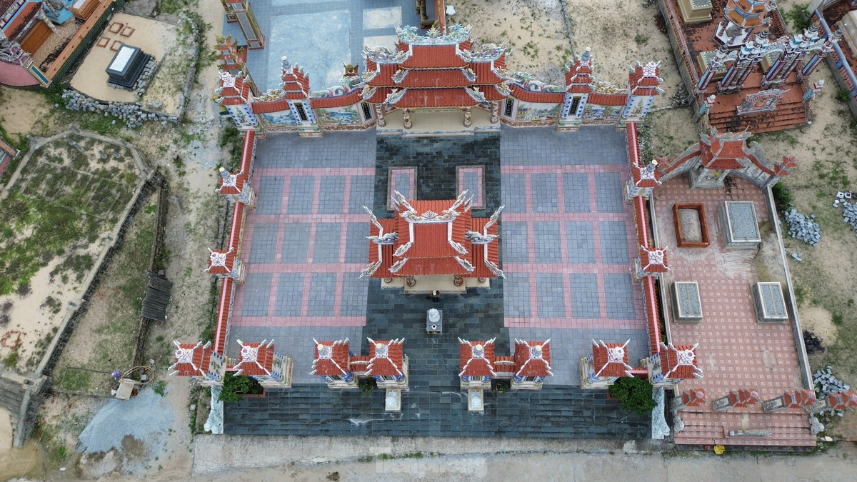 Còn theo lời kể của bà Thuận, trước đây gia đình làm nghề chài lưới, điều kiện kinh tế khó khăn. Sau này, con cái kinh tế ổn định có tiền gửi về phụng dưỡng cha mẹ. Ông Thiết, bà Thuận từng sang Mỹ sống cùng con cháu, nhưng vì tuổi già nên cả hai đã quay về Việt Nam.