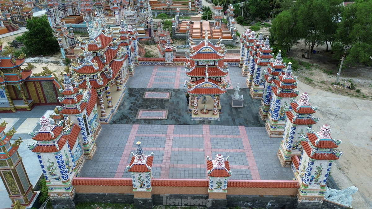 Ông Phạm Phụng, Chủ tịch UBND xã Vinh An, thông tin ông Hồ Văn Thiết là đương kim thủ bộ (giống già làng) của làng An Bằng. Tại làng, không riêng gia đình ông Thiết mà hầu hết người dân nơi đây khi có điều kiện đều xây dựng lăng mộ cho ông bà, cha mẹ, bản thân.