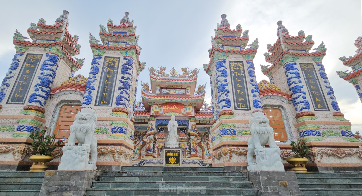 Ông Thiết cho biết phần lớn kinh phí xây dựng khu lăng mộ là tiền tích lũy của hai vợ chồng trong hàng chục năm qua. Bên cạnh đó là đóng góp của những người con. Nếu tính thời giá năm 2024, công trình có trị giá đầu tư hơn 4 tỷ đồng. “Ở đây nhiều người quan niệm sống cái nhà, thác cái mồ, mồ mả cũng quan trọng như nhà cửa mình ở vậy. Nhà cửa khang trang thì mộ phần cũng phải khang trang”, ông Thiết chia sẻ.