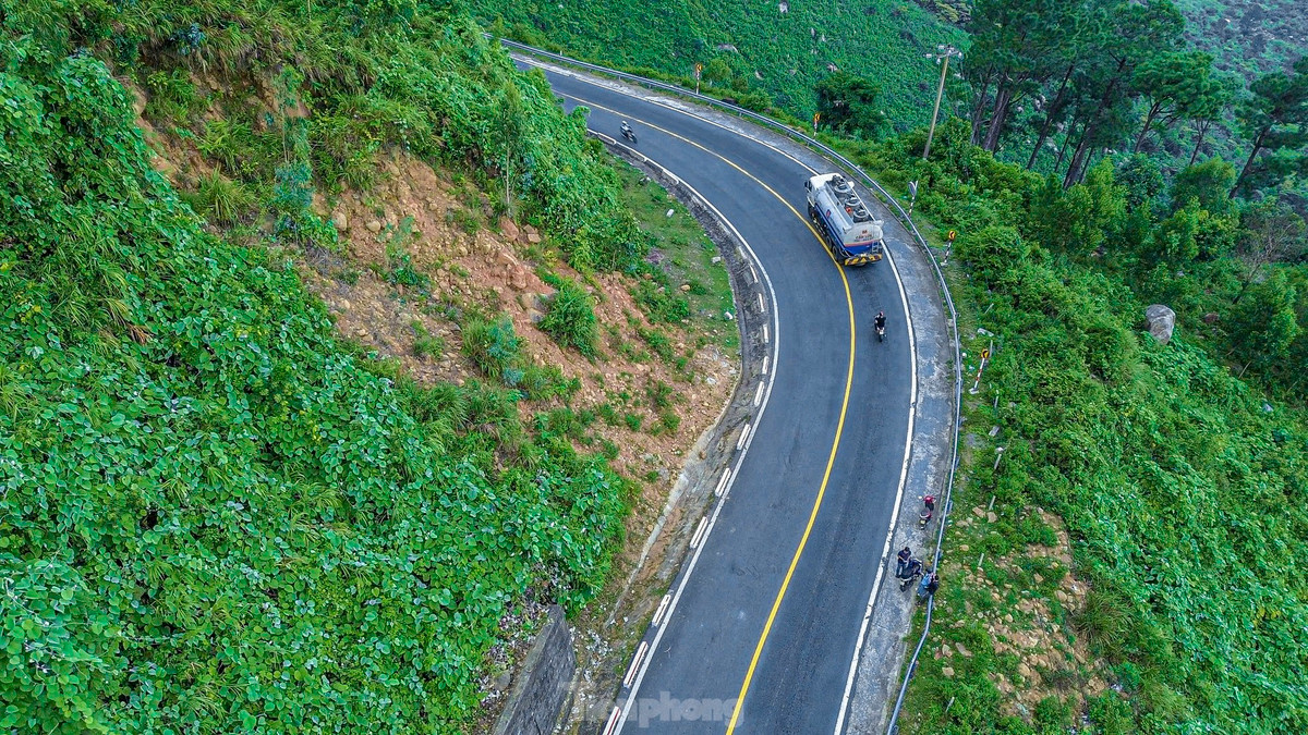 Do ảnh hưởng của mưa bão, trên cung đường đèo Hải Vân đã xuất hiện nhiều điểm sạt lở, khiến người dân lo lắng khi lưu thông qua đèo.