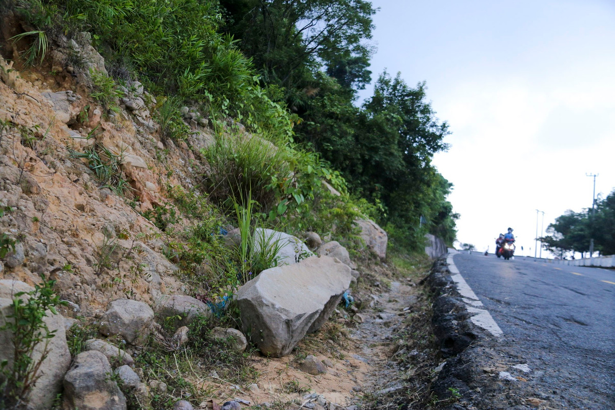 Tại các khu vực khác phía trên đèo cũng xuất hiện một số vết nứt ở các đồi đất.