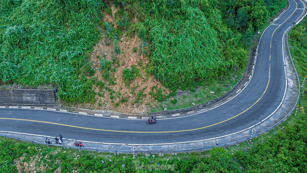 Mùa mưa bão đang đến gần, các điểm sạt lở đang tiềm ẩn nguy hiểm, gây mất an toàn cho người đi đường và phương tiện khi lưu thông qua cung đèo này.