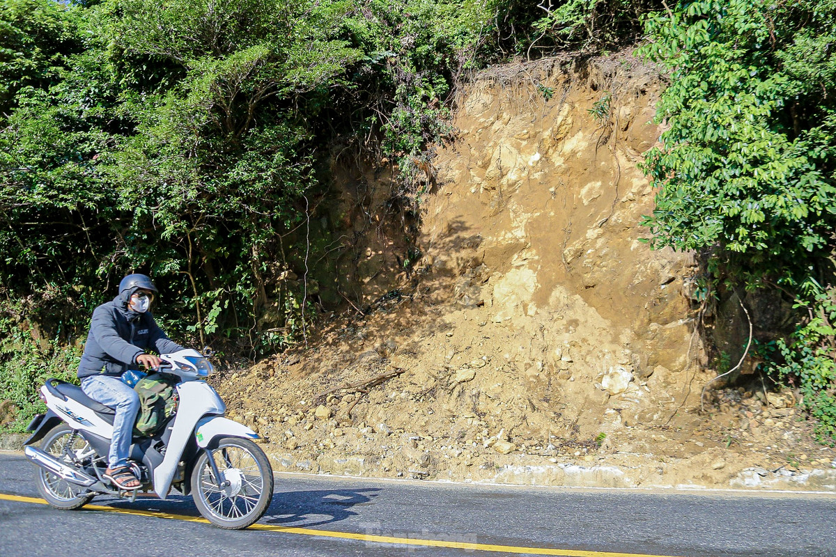 Anh Nguyễn Văn Sanh, người dân lưu thông qua đèo Hải Vân cho biết, sau đợt mưa do ảnh hưởng bão số 4 thì các điểm trên đèo Hải Vân đã có dấu hiệu sạt lở. Nhiều điểm đất đá đổ xuống đường rất nguy hiểm, bây giờ chỉ cần mưa lớn là các khu vực này có thể sạt xuống đường.