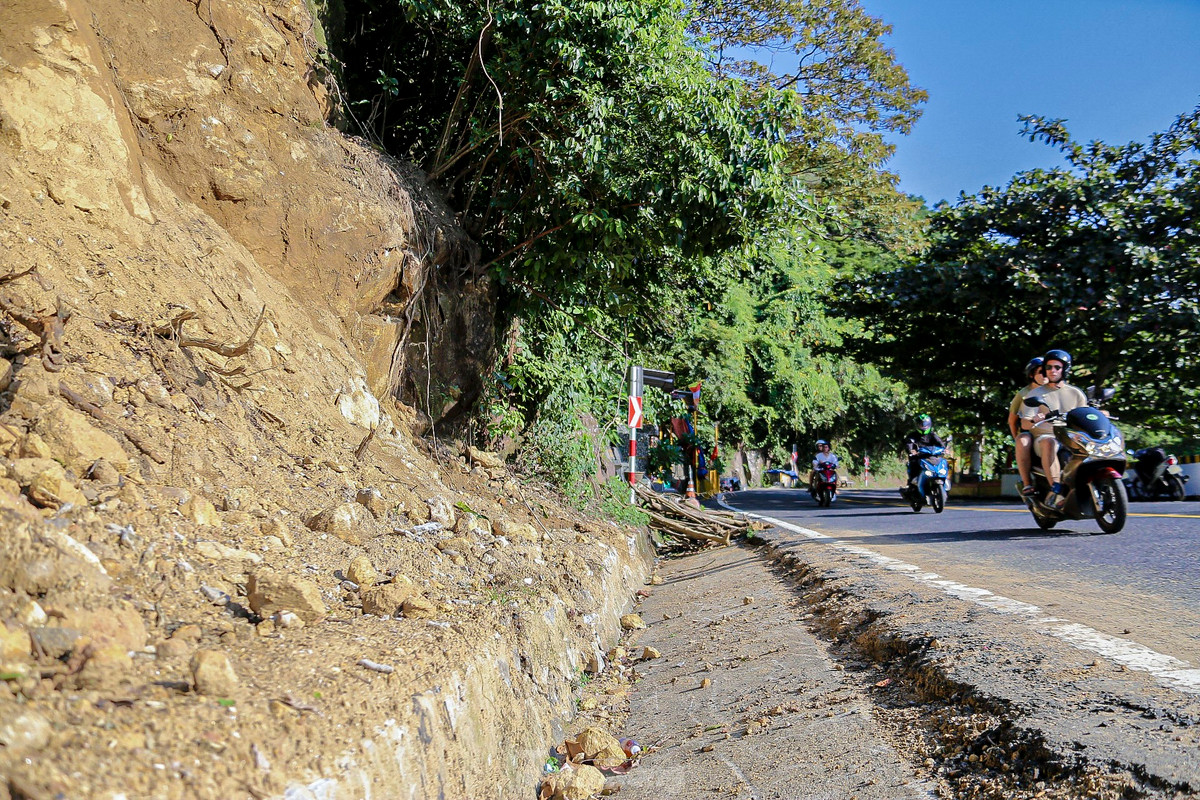 Theo nhiều người thường xuyên lưu thông qua đèo cho hay, các điểm sạt lở xuất hiện sau những trận mưa do ảnh hưởng của bão số 4 vừa qua.