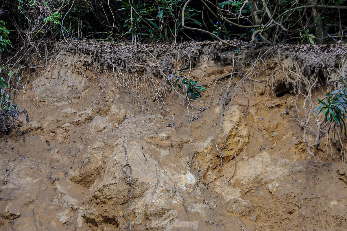 Dọc tuyến đường trên đèo Hải Vân xuất hiện hàng chục điểm có nguy cơ sạt lở cao. Chỉ cần vài trận mưa lớn đất đá từ các quả đồi có thể đổ xuống bất cứ lúc nào.