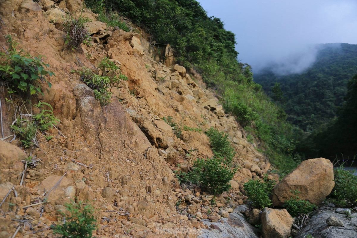 Điểm sạt lở tại khu vực bãi Chuối, đất đá tràn xuống lề đường tiềm ẩn nhiều nguy hiểm.