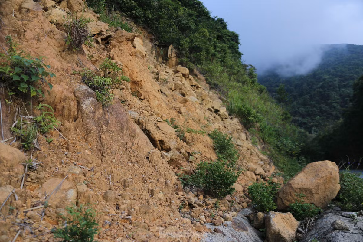 Điểm sạt lở tại khu vực bãi Chuối, đất đá tràn xuống lề đường tiềm ẩn nhiều nguy hiểm.