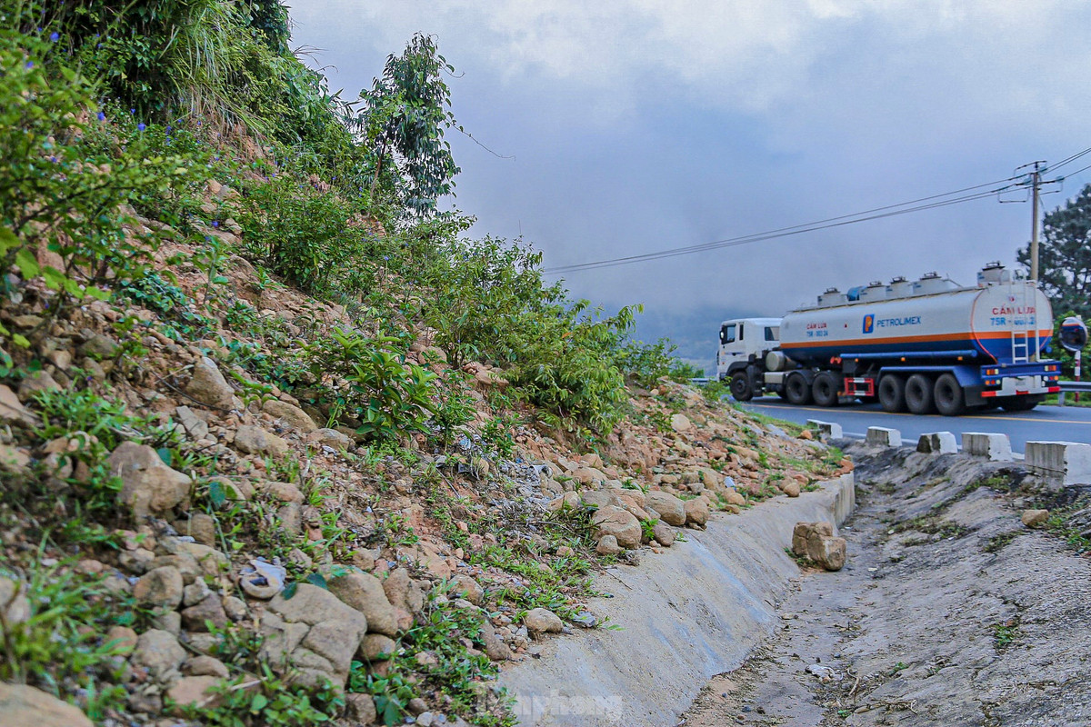 Hiện nhiều phương tiện đi qua cung đường đèo này lo sợ sạt lở có thể xảy ra bất cứ lúc nào, đặc biệt khi có mưa lớn.