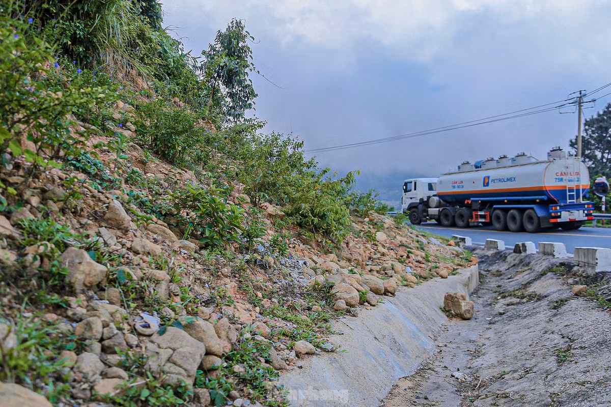 Hiện nhiều phương tiện đi qua cung đường đèo này lo sợ sạt lở có thể xảy ra bất cứ lúc nào, đặc biệt khi có mưa lớn.