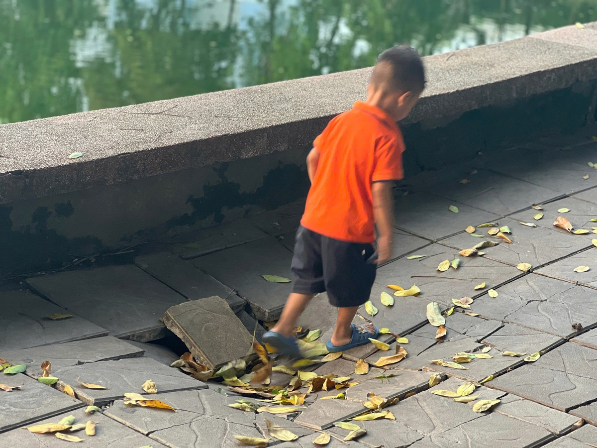 Việc công viên xuống cấp tiềm ẩn nguy cơ mất an toàn cho người dân đến vui chơi, đi bộ.