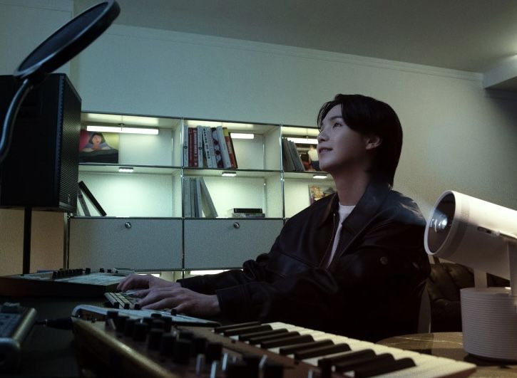  4. Tự động căn chỉnh hình ảnh. Với công nghệ tự động căn chỉnh Keystone và Auto Leveling, máy chiếu điều chỉnh hình ảnh để luôn vuông vắn và cân bằng ngay cả trên bề mặt không đều. Ảnh: Pinterest.