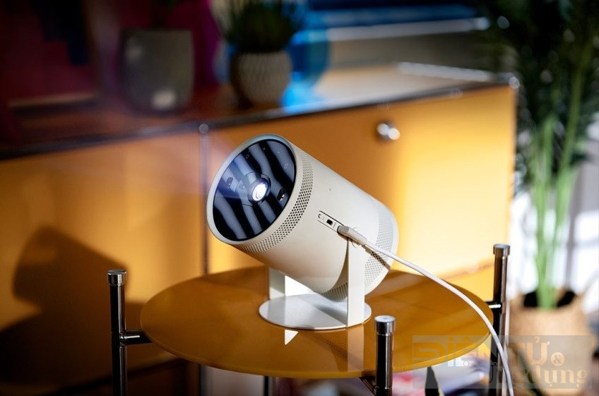  11. Chế độ Ambience Mode độc đáo. Máy chiếu có chế độ tạo không gian ambient với các hình ảnh hoặc ánh sáng nền, giúp tạo bầu không khí thư giãn. Ảnh: Dientuungdung.