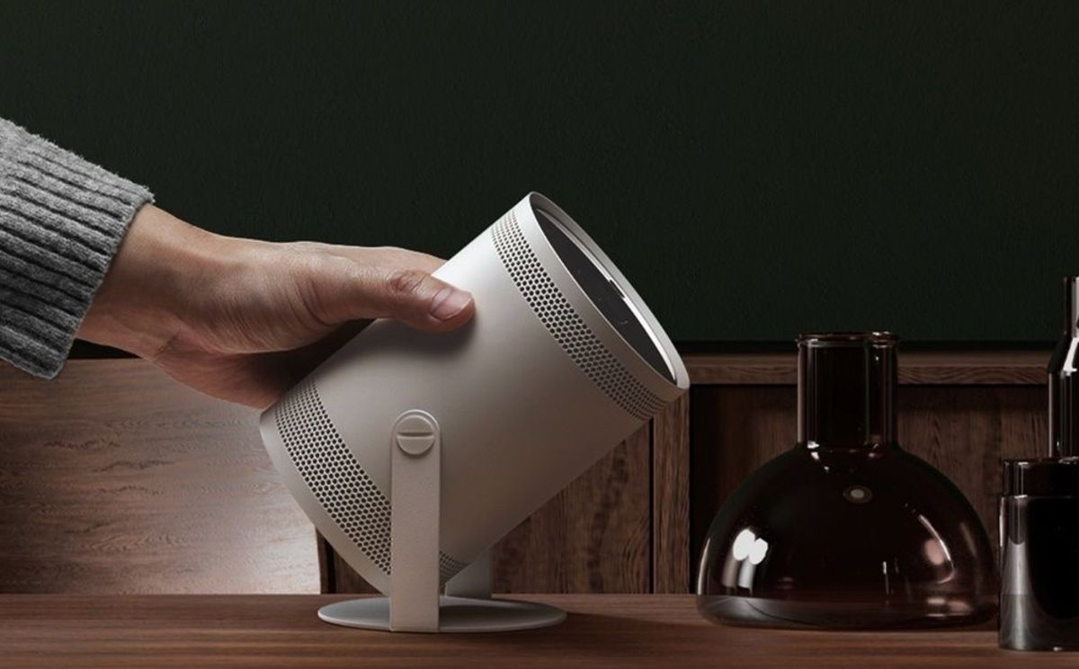  2. Tính năng Smart TV tích hợp. Máy chiếu được tích hợp hệ điều hành Tizen của Samsung, mang đến trải nghiệm tương tự như một Smart TV, với các ứng dụng như Netflix, YouTube, và Disney+. Ảnh: Pinterest.