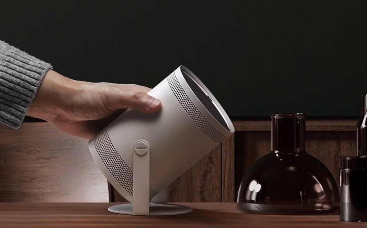  2. Tính năng Smart TV tích hợp. Máy chiếu được tích hợp hệ điều hành Tizen của Samsung, mang đến trải nghiệm tương tự như một Smart TV, với các ứng dụng như Netflix, YouTube, và Disney+. Ảnh: Pinterest.