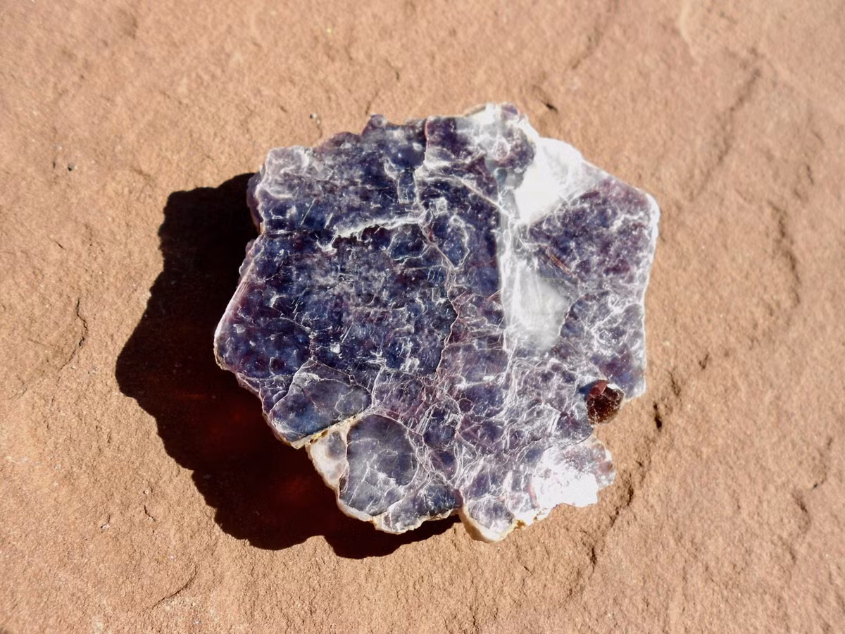  5. Khả năng tạo hợp chất. Lithium có khả năng tạo ra nhiều hợp chất với các nguyên tố khác, bao gồm lithium carbonate (Li₂CO₃), một chất dùng trong y học và công nghiệp. Ảnh: Pinterest.