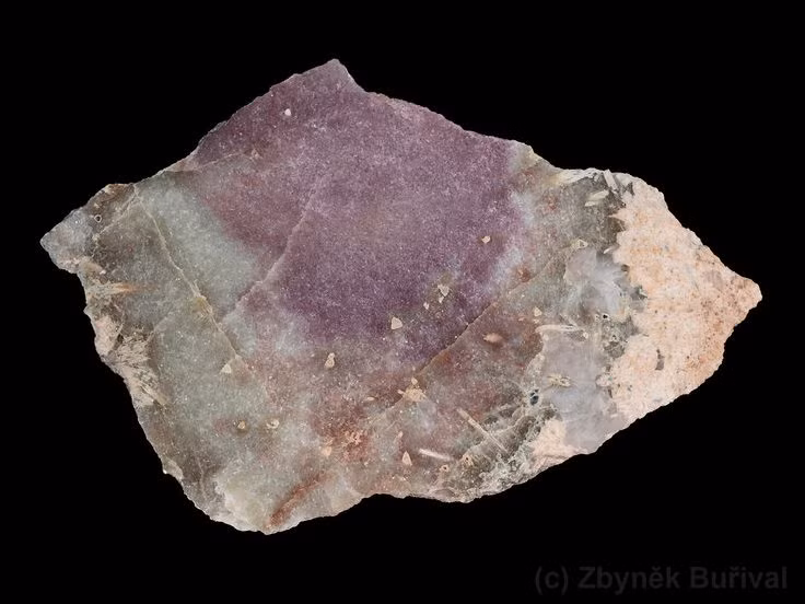  6. Lithium trong tự nhiên. Lithium chủ yếu tồn tại trong các khoáng vật như spodumene và lepidolite và có mặt trong các mỏ muối như ở Bolivia, Chile, và Argentina. Ảnh: Pinterest.