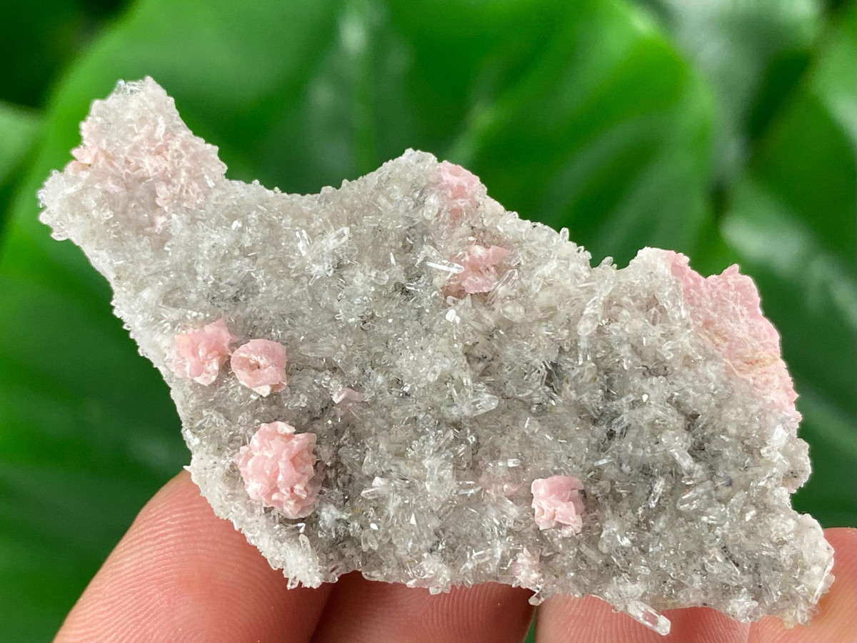 8. Tính dẫn điện cao. Lithium có khả năng dẫn điện tốt, giúp nó trở thành vật liệu quan trọng trong công nghệ pin và các thiết bị điện tử. Ảnh: Pinterest.