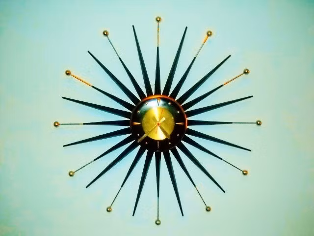  2. Ứng dụng GPS và định vị chính xác. Công nghệ lượng tử giúp cải thiện hệ thống định vị GPS. Những đồng hồ siêu chính xác này cung cấp tín hiệu đồng bộ hóa tốt hơn, làm tăng độ chính xác của hệ thống GPS trong các ứng dụng như dẫn đường, khảo sát địa chất, và cứu hộ. Ảnh: Pinterest.