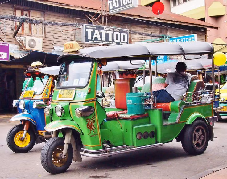  14. Văn hóa tuk-tuk. Tuk-tuk, loại xe ba bánh, là phương tiện giao thông phổ biến và đặc trưng tại Thái Lan, đặc biệt ở các khu du lịch. Ảnh: Pinterest.