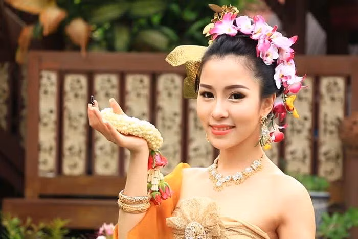  15. Ngôn ngữ cơ thể phong phú. Người Thái rất chú trọng ngôn ngữ cơ thể và tránh chạm vào đầu người khác, vì đầu được coi là phần cơ thể thiêng liêng nhất. Ảnh: Pinterest.