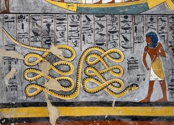  8. Apep bị tiêu diệt trong trận chiến cuối cùng. Trong một số truyền thuyết, Apep bị Ra tiêu diệt trong trận chiến cuối cùng, sau khi không thể ngăn chặn được ánh sáng của mặt trời. Tuy nhiên, Apep luôn có khả năng phục hồi, tượng trưng cho sự bất diệt của hỗn loạn và xấu xa. Ảnh: Pinterest.