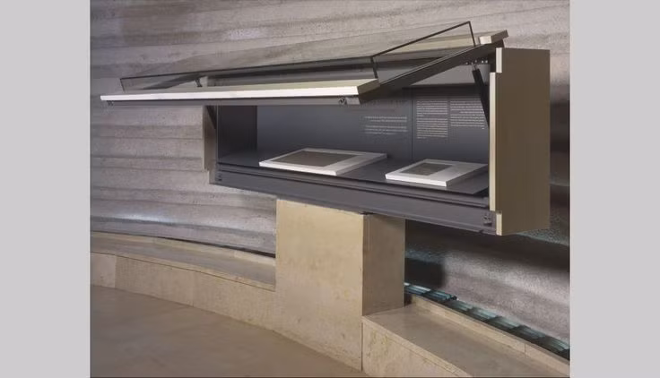  15. Bảo quản tại Đền Sách. Ngày nay, nhiều bản thảo quan trọng được trưng bày tại Đền Sách (Shrine of the Book) ở Bảo tàng Israel tại Jerusalem, nơi có điều kiện tối ưu để bảo tồn hiện vật dạng này. Ảnh: Pinterest.