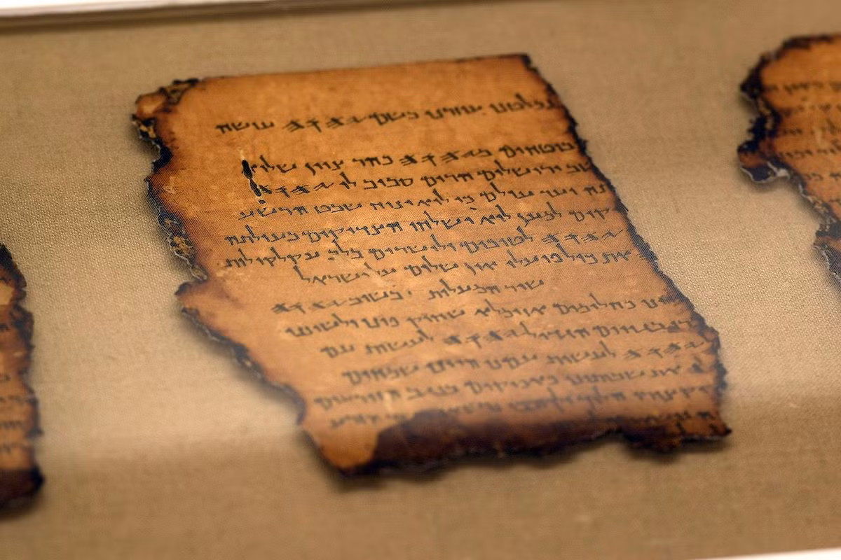  9. Người cất giữ. Người ta tin rằng các bản thảo được cất giữ bởi cộng đồng Essenes, một nhóm Do Thái tu sĩ sống ẩn dật tại khu vực Qumran. Ảnh: Pinterest.