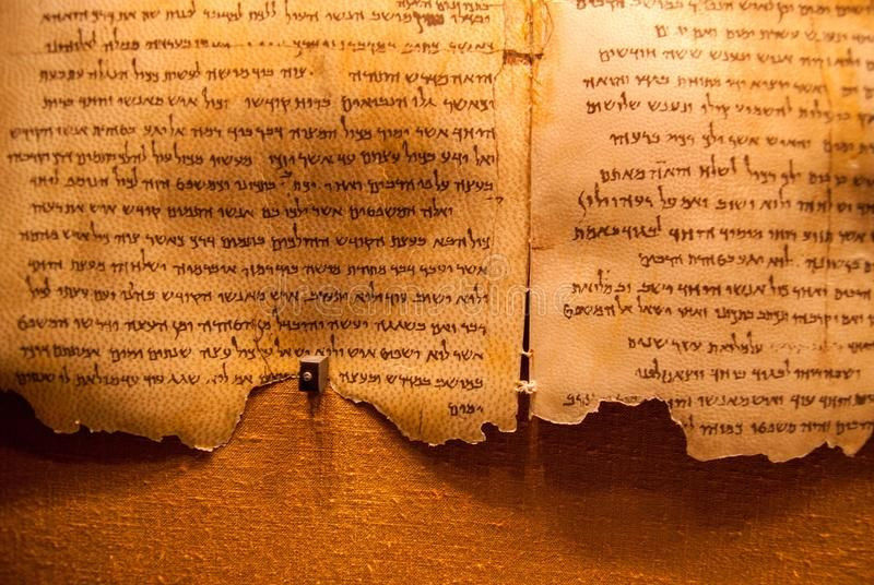  4. Ngôn ngữ viết. Các bản thảo chủ yếu được viết bằng tiếng Hebrew cổ, tiếng Aramaic và một số ít bằng tiếng Hy Lạp. Ảnh: Pinterest.