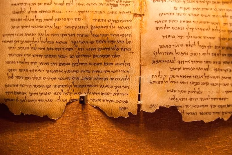  4. Ngôn ngữ viết. Các bản thảo chủ yếu được viết bằng tiếng Hebrew cổ, tiếng Aramaic và một số ít bằng tiếng Hy Lạp. Ảnh: Pinterest.