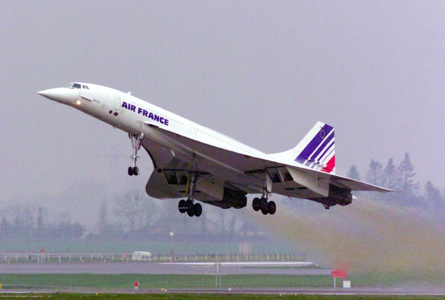 Trước đó, năm 1999 - 2000, máy bay Concorde của Air France rời Paris vào sáng ngày 1/1/2000 và hạ cánh tại New York lúc 23h ngày 31/12/1999 (giờ địa phương).