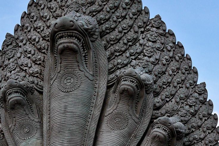  2. Biểu tượng của nước. Naga được xem là thần bảo vệ nguồn nước, bao gồm sông, hồ, suối và mưa. Vì vậy, chúng có sự kết nối chặt chẽ với sự sống và sự thịnh vượng trong nhiều nền văn hóa Ấn Độ cổ. Ảnh: Pinterest.