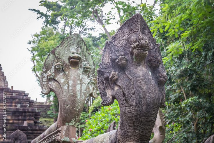  5. Sự kết nối với thần Shiva. Rắn Naga có mối quan hệ đặc biệt với Thần Shiva trong Hindu giáo. Shiva thường được miêu tả đội một chiếc vương miện rắn Naga trên đầu, và thường có một rắn Naga cuộn quanh cổ như một biểu tượng của quyền năng và sự bảo vệ. Ảnh: Pinterest.