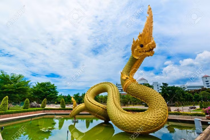  6. Hình ảnh trong Phật giáo. Trong Phật giáo, Naga cũng xuất hiện là những sinh vật thiêng liêng và bảo vệ. Một trong những câu chuyện nổi bật là Naga Mucalinda, một con rắn Naga đã bảo vệ Đức Phật trong suốt thời gian ngài thiền định dưới gốc cây Bồ Đề. Ảnh: Pinterest.