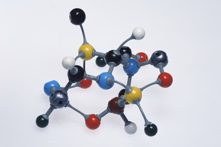  3. Cấu trúc polymer đặc biệt. Silicone có cấu trúc phân tử dựa trên chuỗi silicon-oxy (Si-O) kết hợp với các nhóm hữu cơ (carbon-hydrogen), mang lại tính linh hoạt và ổn định hóa học cao. Ảnh: Pinterest.