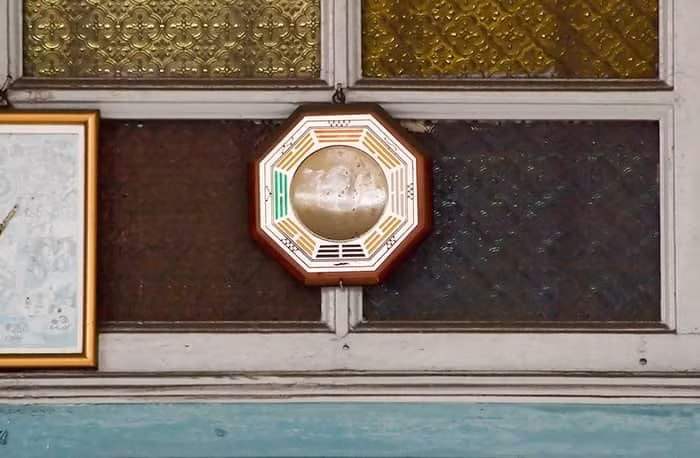  14. Tính linh hoạt trong ứng dụng. Bát Quái không chỉ có ứng dụng trong các lĩnh vực triết học hay khoa học mà còn được áp dụng trong nghệ thuật, thiết kế, và kiến trúc, nhờ vào khả năng tượng trưng cho sự hài hòa và cân bằng. Ảnh: Pinterest.