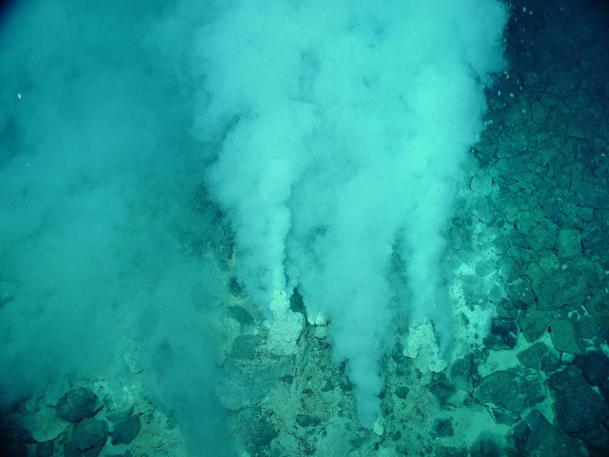  8. Các lỗ phun thủy nhiệt. Rãnh Mariana có các lỗ phun thủy nhiệt "siêu nóng", nơi nhiệt độ có thể vượt quá 300°C, cung cấp năng lượng cho các sinh vật sống không dựa vào ánh sáng Mặt Trời. Ảnh: Pinterest.