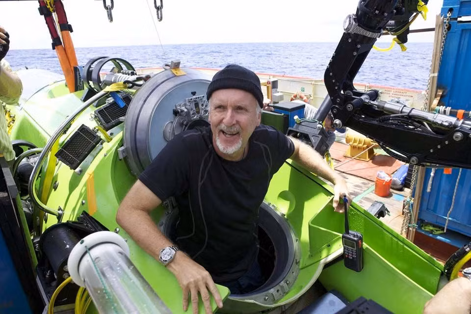  12. Sứ mệnh của James Cameron. Năm 2012, đạo diễn James Cameron trở thành người đầu tiên lặn một mình xuống Challenger Deep bằng tàu ngầm Deepsea Challenger. Ảnh: Pinterest.