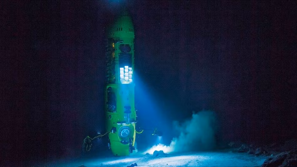  11. Cuộc thám hiểm đầu tiên xuống đáy. Năm 1960, Jacques Piccard và Don Walsh đã sử dụng tàu lặn Trieste để tiếp cận Challenger Deep, trở thành những người đầu tiên chạm đến độ sâu này. Ảnh: Pinterest.