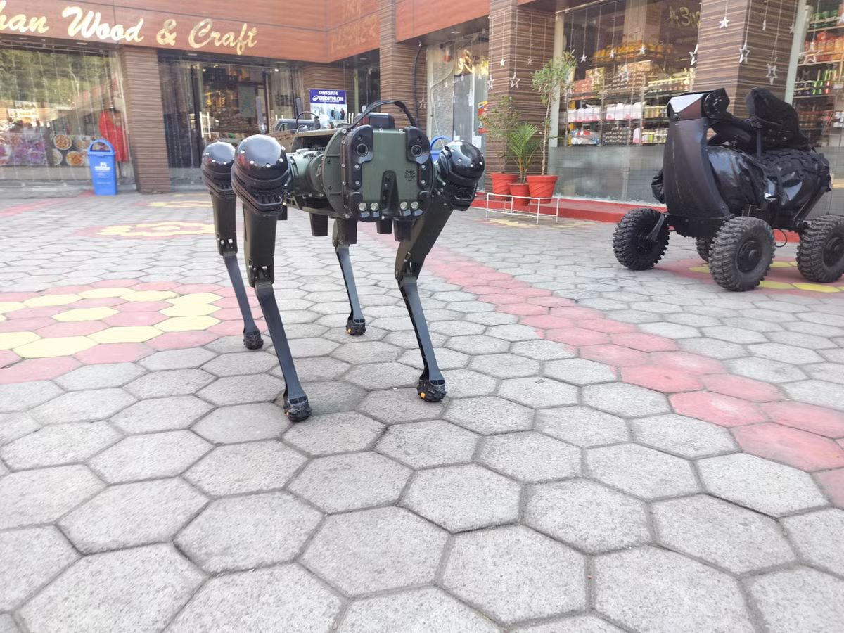  11. Phù hợp với xu hướng hiện đại. Chó robot MULE thể hiện xu hướng quân sự toàn cầu trong việc sử dụng robot để tăng hiệu quả và giảm thiểu rủi ro cho con người. Ảnh: jknewsline.com.