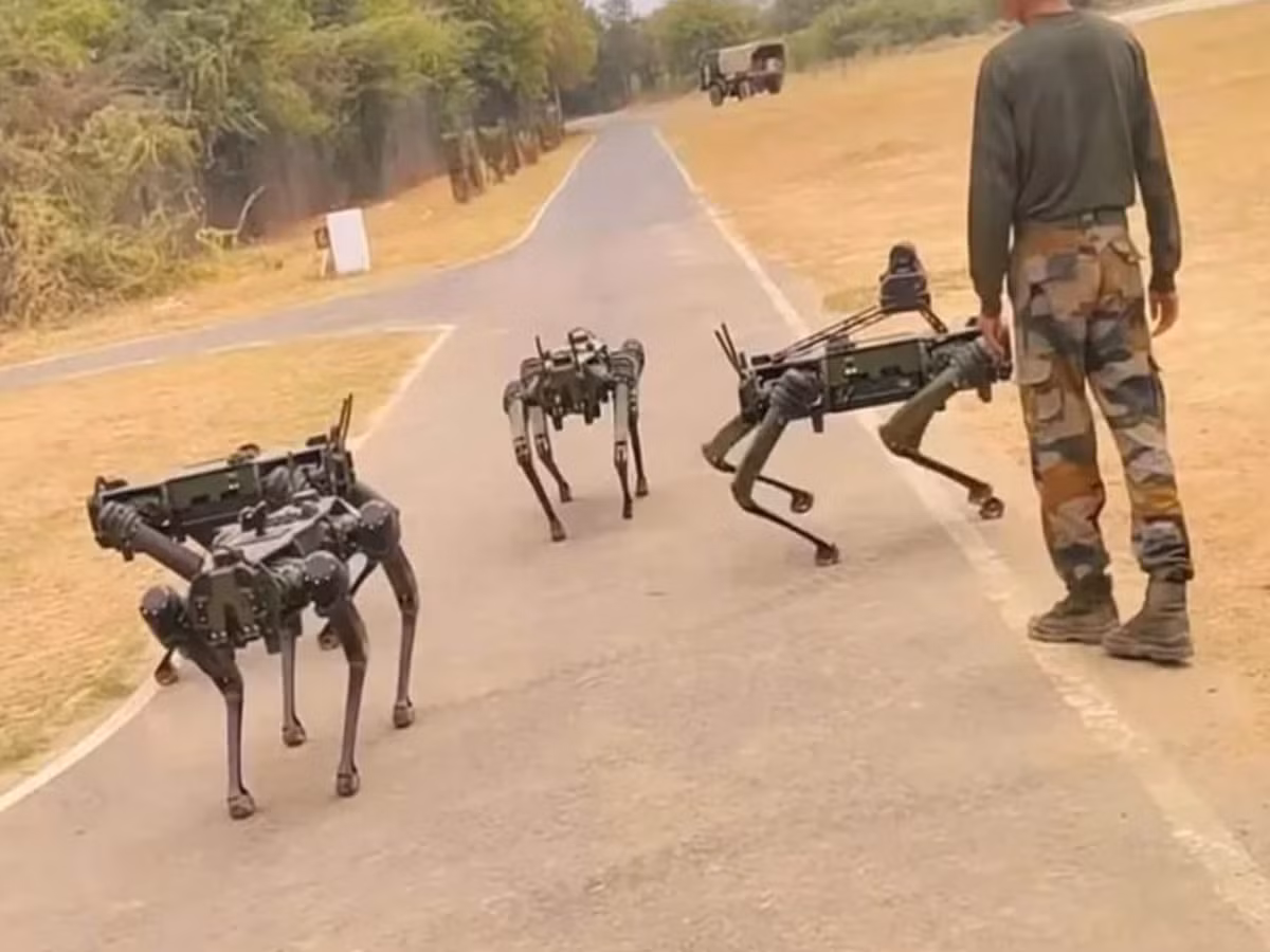  1. Nguồn gốc và thiết kế. Robot MULE của Ấn Độ được phát triển bởi công ty công nghệ AeroArc, có trụ sở tại New Delhi, trong nỗ lực hỗ trợ quân đội hiện đại hóa. Ảnh: india.com.