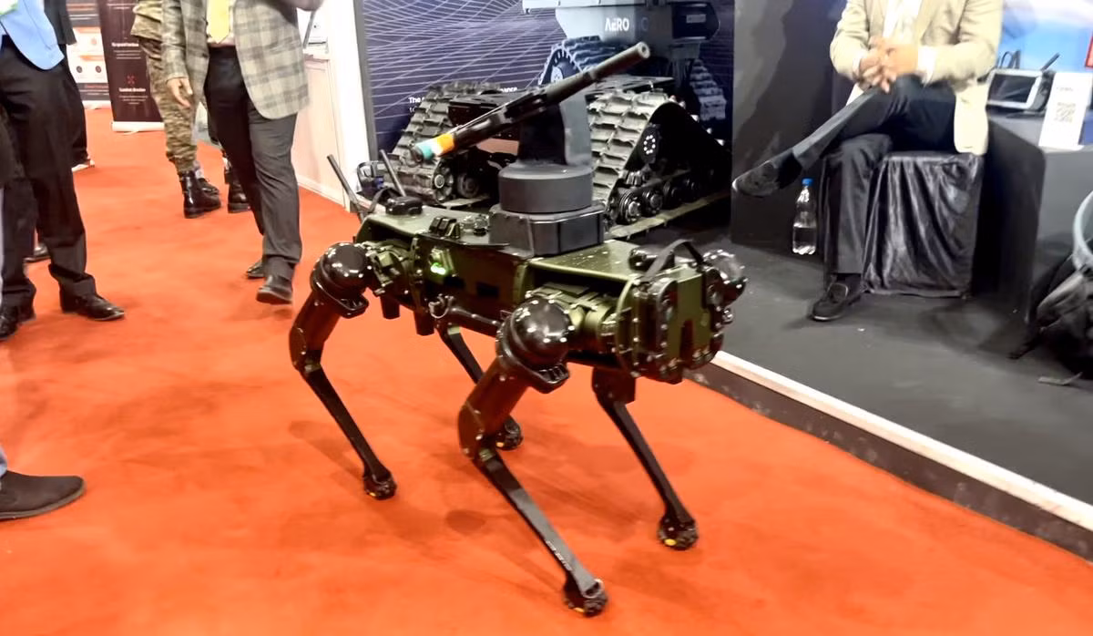  10. An toàn và đáng tin cậy. Được trang bị công nghệ chống nhiễu và tự động điều chỉnh để tránh va chạm, đảm bảo hoạt động an toàn trong khu vực tác chiến. Ảnh: th-i.thgim.com.