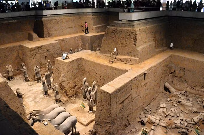  13. Bí ẩn về cái chết của người xây dựng: Nhiều người tin rằng các thợ thủ công tham gia xây dựng lăng mộ và tạo tác đội quân đất nung đã bị giết để giữ bí mật về nơi an nghỉ của Tần Thủy Hoàng. Ảnh: Pinterest.