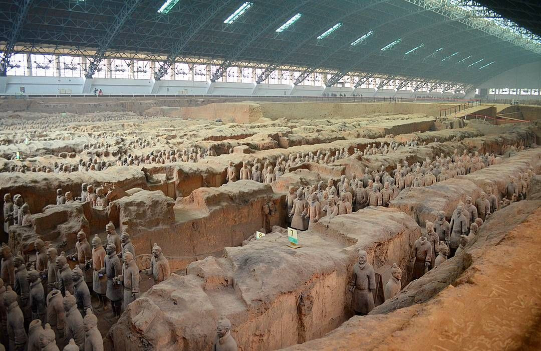  10. Chưa khai quật hết: Mới chỉ một phần nhỏ của lăng mộ được khai quật. Phần lăng chính của Tần Thủy Hoàng vẫn chưa được mở ra do lo ngại về công nghệ bảo tồn. Ảnh: Pinterest.