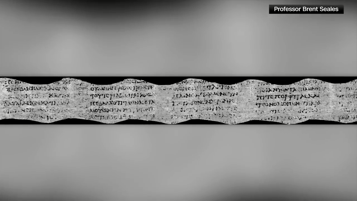  9. Kỹ thuật tạo ra dữ liệu 3D từ cuộn giấy. Hình ảnh 3D từ tia X cho phép các nhà nghiên cứu xác định vị trí chính xác của từng ký tự trên bề mặt cong của cuộn giấy. Ảnh: Wsvn.com.