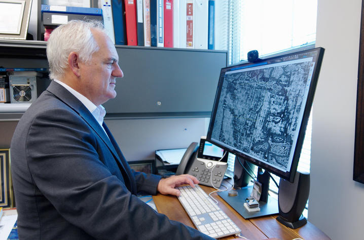  2. Công nghệ tia X độ phân giải cao. Nhóm nghiên cứu của Brent Seales sử dụng công nghệ tia X synchrotron có độ phân giải cao, cho phép chụp chi tiết từng lớp của cuộn giấy mà không cần mở chúng ra. Ảnh: Uknow.uky.edu.