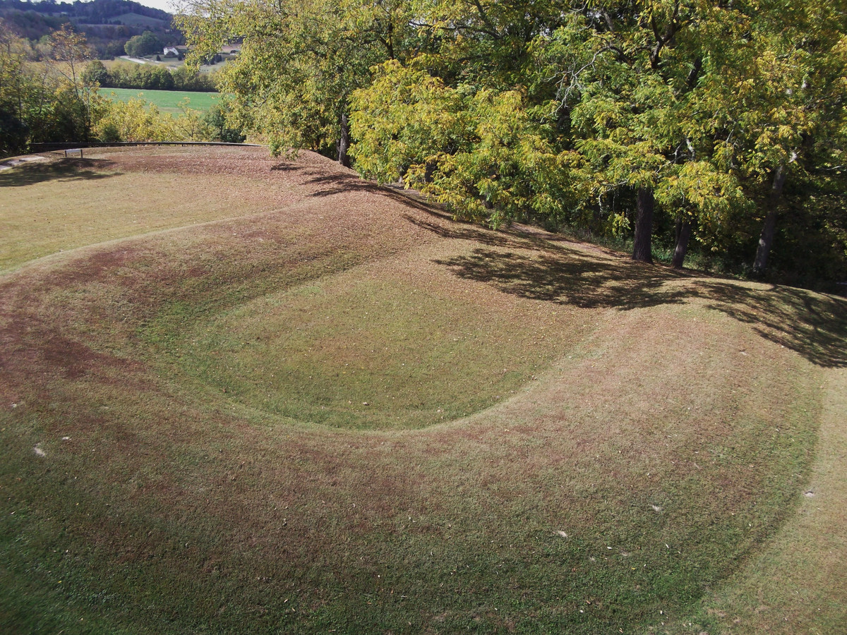  8. Giả thuyết về chủ nhân. Các nền văn hóa bản địa như Hopewell và Mississippian có thể là chủ nhân của Gò Rắn Lớn, mặc dù nguồn gốc chính xác của công trình vẫn chưa được xác định rõ ràng. Ảnh: Pinterest.